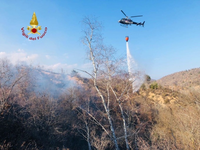 A fuoco un ettaro di vegetazione alla diga di Ravasanella