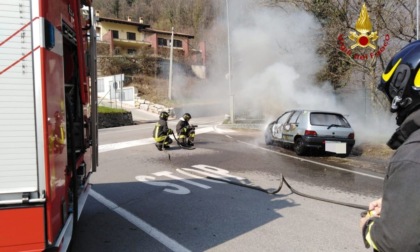 Auto a fuoco: conducente sotto shock per la disavventura