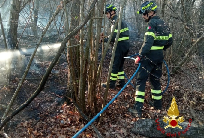 Rilevante incendio boschivo tra Rovasenda e Roasio