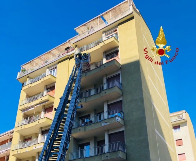 Attimi di paura per un tetto divelto dal forte vento