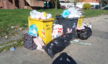 Buche piene di rifiuti all'Isola, mobili e materassi in Corso Rigola