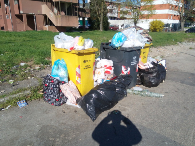 Buche piene di rifiuti all’Isola, mobili e materassi in Corso Rigola