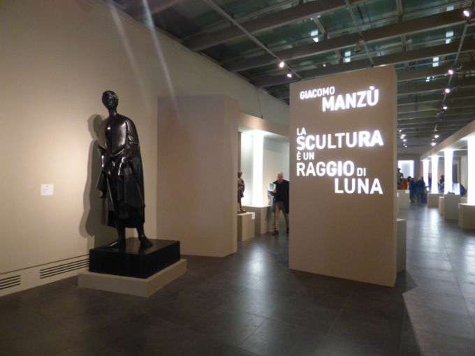 Giacomo Manzù a Vercelli: Corpi, sedie e cardinali in un raggio di luna
