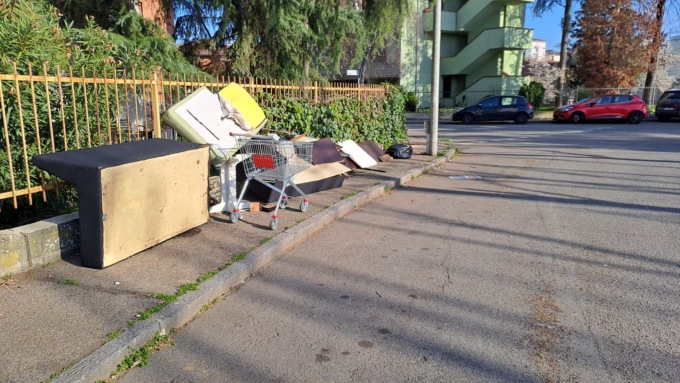 Emergenza rifiuti: via Pisa e via Dalmazia sempre piene