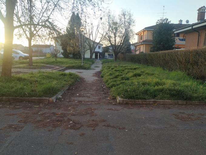 Sempre più disastrato il parco di via Campora