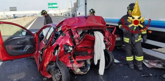 Schianto sulla A4: le due vittime sono biellesi