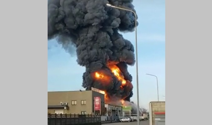 Mega incendio a San Pietro Mosezzo si vede da Vercelli