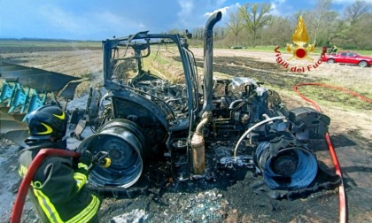 Trattore a fuoco nelle campagne di Balocco