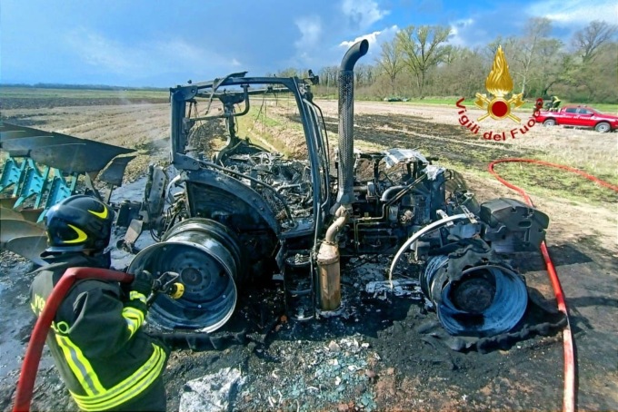 Trattore a fuoco nelle campagne di Balocco