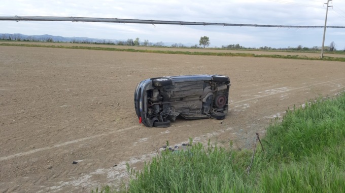 Auto nel campo ma all’arrivo dei soccorsi non c’è nessuno