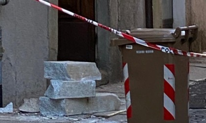Camion urta balcone in centro a Vercelli, grossi frammenti finiscono in strada