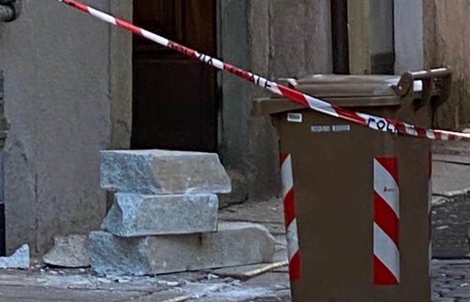 Camion urta balcone in centro a Vercelli, grossi frammenti finiscono in strada