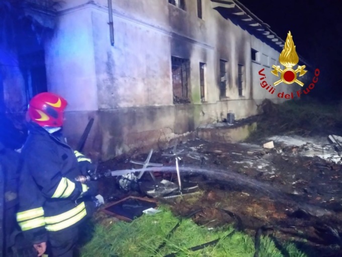 Un incendio sterpaglie si propaga a un edificio
