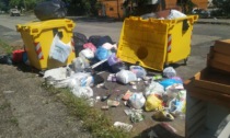 Vercelli, follia all'Aravecchia: quintali di rifiuti buttati sotto le finestre della gente