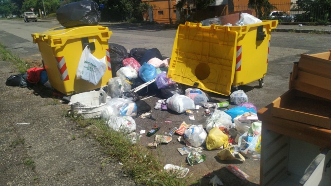 Vercelli, follia all’Aravecchia: quintali di rifiuti buttati sotto le finestre della gente