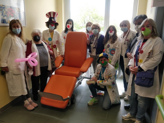 Una poltrona per oncologia donata all’ospedale di Vercelli