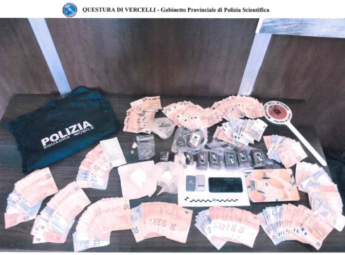 Arrestato spacciatore: aveva hashish, cocaina e 12mila euro