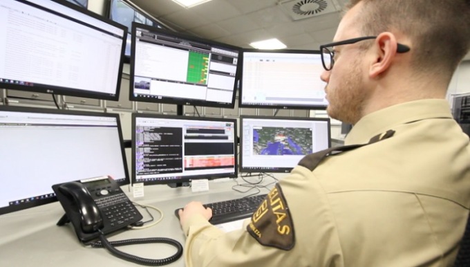 Entra nell’Università di Vercelli per manomettere un distributore automatico