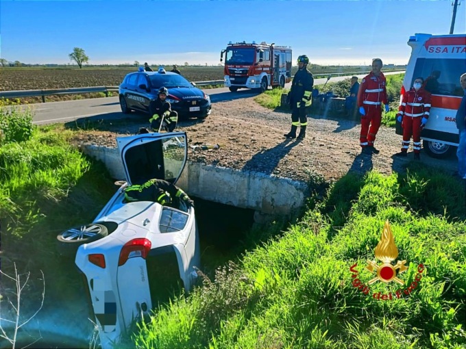Incidente tra mezzo agricolo e un’auto, la vettura finisce nel canale d’acqua