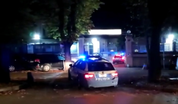 Ubriaco provoca incidente e aggredisce i poliziotti