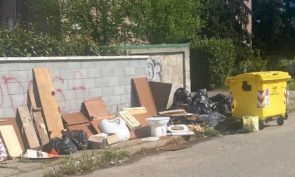 Appartamento in strada in via Arles, una sanzione per rifiuti in area Montefibre