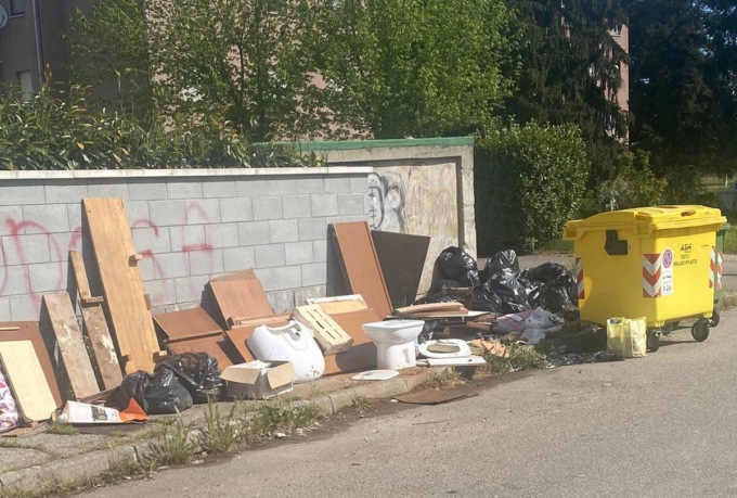 Appartamento in strada in via Arles, una sanzione per rifiuti in area Montefibre