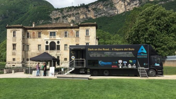 Il bar al buio: esperienza per vivere il mondo dei non vedenti