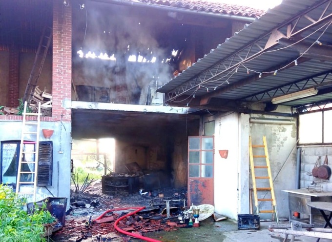 Incendio in cascina: provvidenziale l’opera dei Vigili del Fuoco