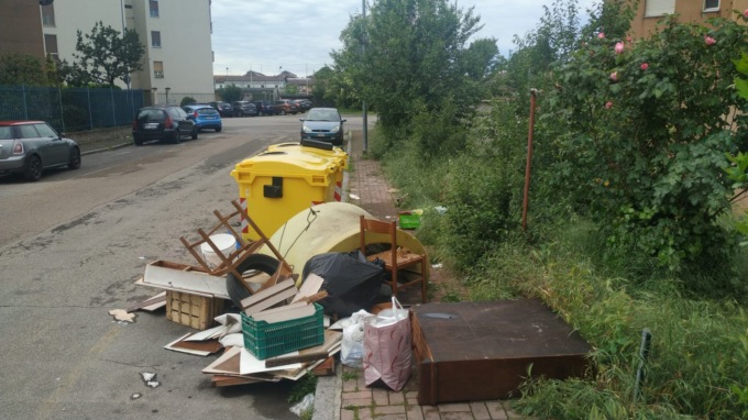 Follia rifiuti: mega discarica in via Udine e umido non ritirato