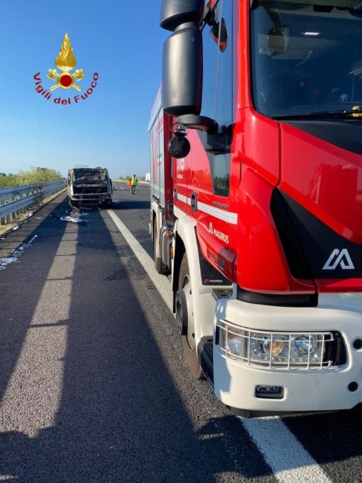 Camion va a fuoco sulla A26, mezzo distrutto