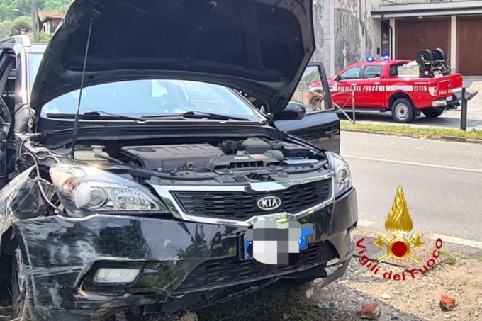 Borgosesia, esce di strada e danneggia una tubazione del gas