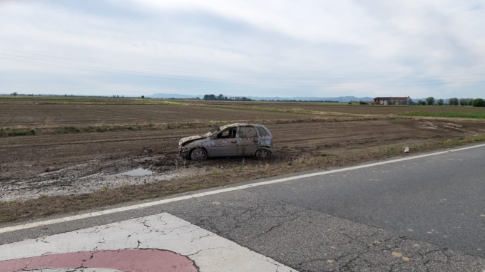 Auto fuori strada vicino a Livorno Ferraris