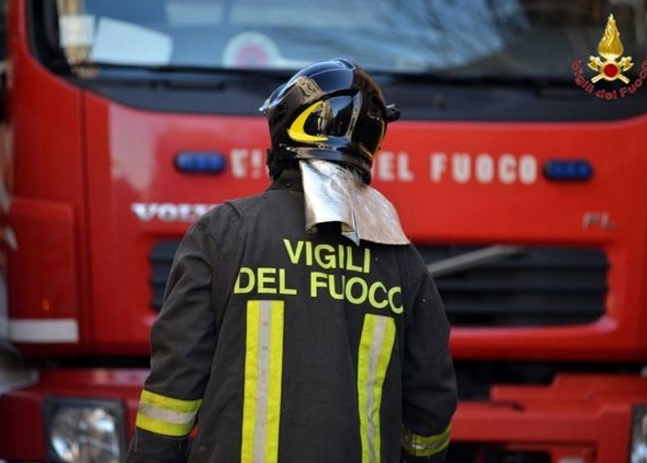 Incendio in corso a Villata a fuoco il tetto di una casa Prima Vercelli
