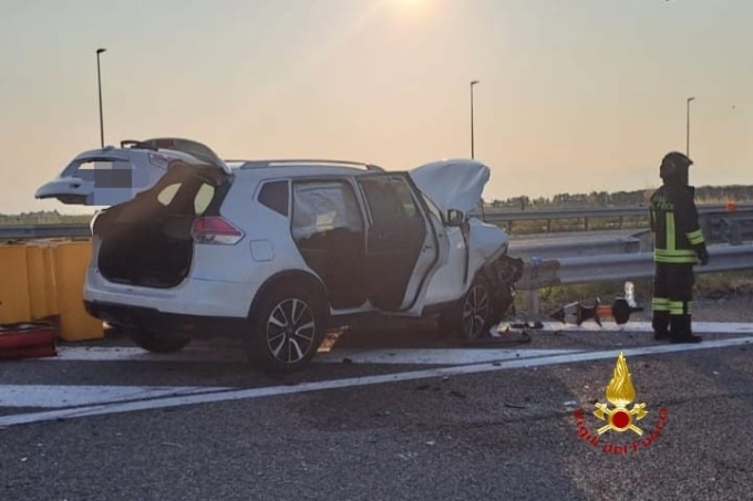 Incidente sulla A26 persona incastrata, finisce in ospedale
