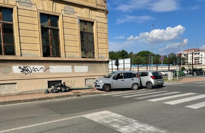Violento scontro tra due auto in via Massaua