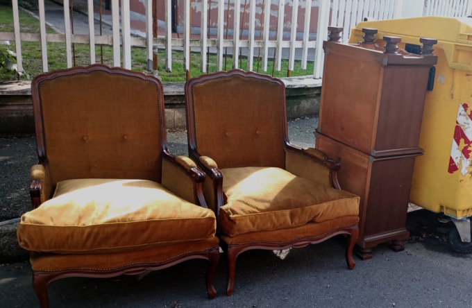 Un salotto in strada e restyling della discarica all’Aravecchia