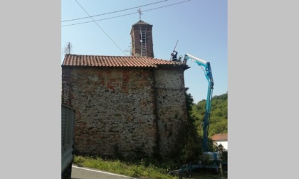 Pulizia esterna dei rampicanti nella chiesetta del Vaticano a Borgo d'Ale