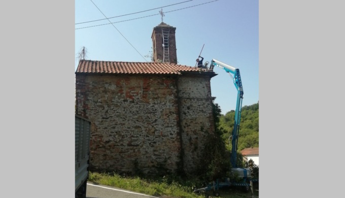 Pulizia esterna dei rampicanti nella chiesetta del Vaticano a Borgo d’Ale