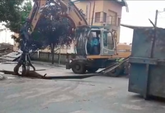 Trino: il crollo del tetto ha anche bloccato la linea ferroviaria