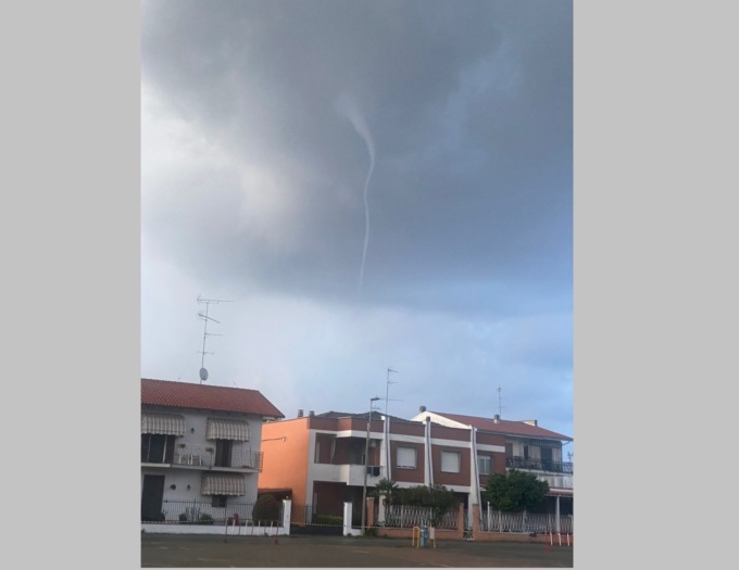 Santhià a rischio tornado: avvistato un “funnel cloud”