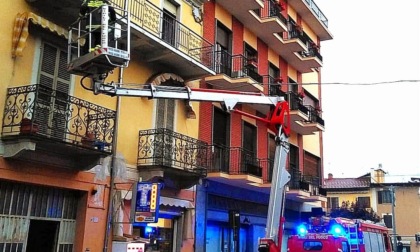 Calcinacci da un balcone a Gattinara: intervenuti i Vigili del Fuoco