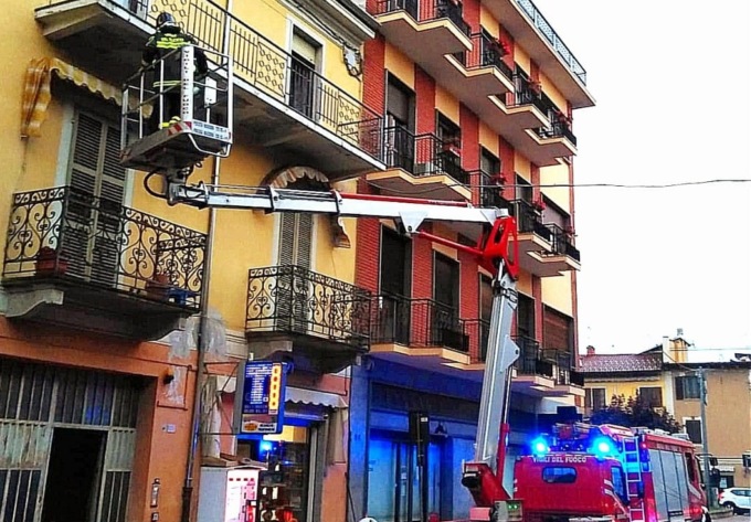 Calcinacci da un balcone a Gattinara: intervenuti i Vigili del Fuoco