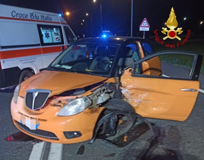Scontro tra due auto a Larizzate: una persona ferita