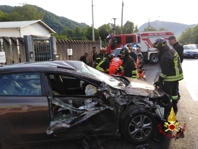 Altro serio incidente in mattinata con una persona incastrata nell’auto