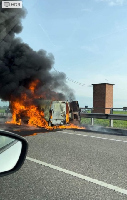 Furgone divorato dalle fiamme sulla Sp11