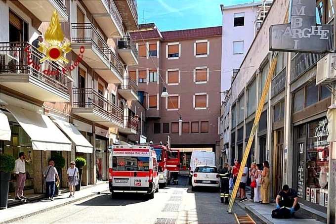 Persona soccorsa in casa a Vercelli: ricoverata in ospedale