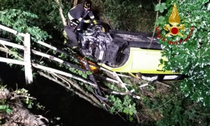 Incidente nella notte: finisce con l'auto nella scarpata