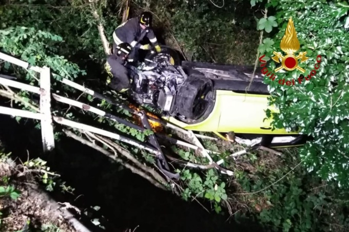 Incidente nella notte: finisce con l’auto nella scarpata