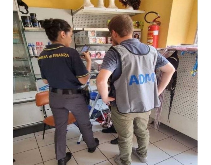 Finanza e Dogane sequestrano 200 prodotti cosmetici in un negozio a Vercelli