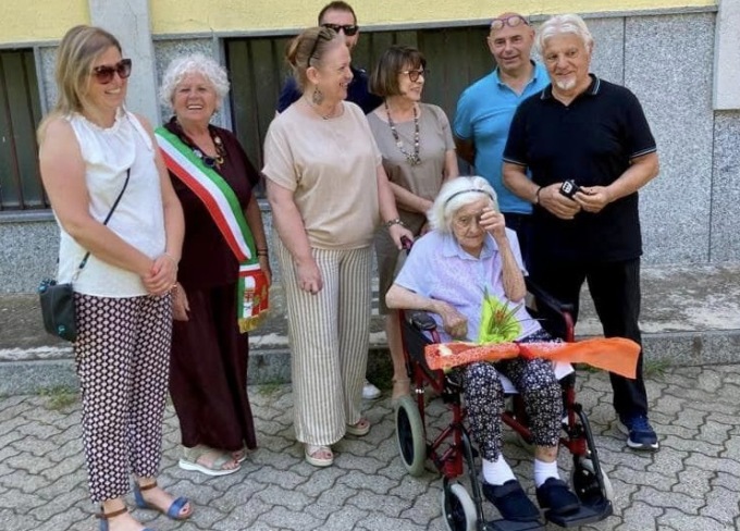 Santhià festeggia “nonna” Pierina per i suoi 102 anni